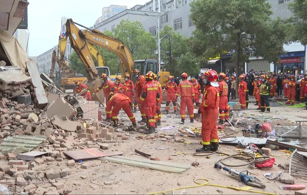 53 dead in China building collapse, search for trapped ends