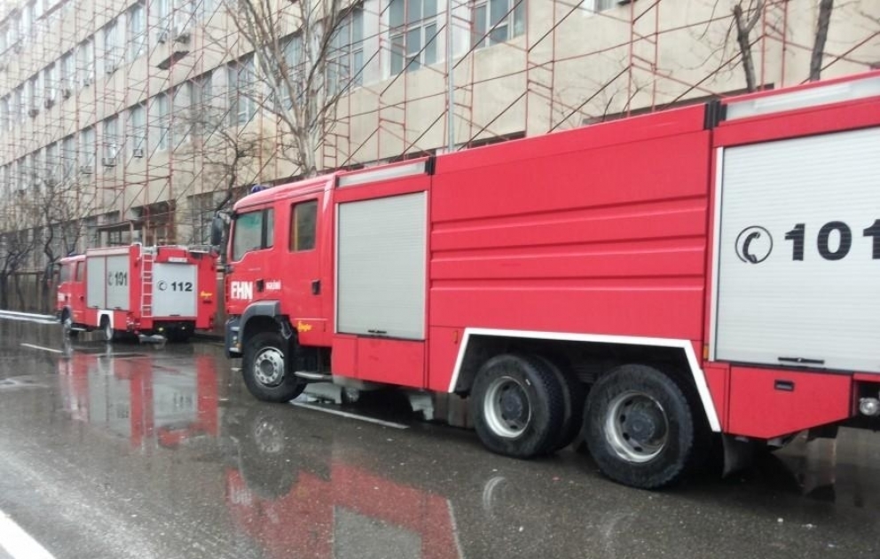 FHN: Bakıda yaşayış binasının tavanı uçub, köməksiz vəziyyətdə qalan 4 nəfər təxliyə edilib