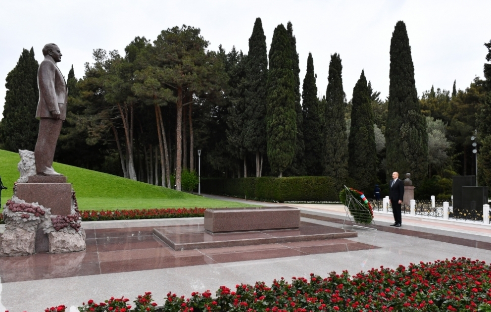 Präsident Ilham Aliyev und First Lady Mehriban Aliyeva besuchen Grabmal von Nationalleader Heydar Aliyev