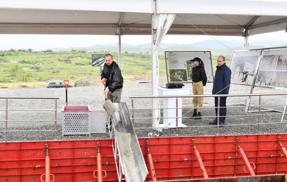 Le président Ilham Aliyev et la première dame Mehriban Aliyeva font un déplacement dans la région de Fuzouli 
 Pose de la première pierre d’un lycée professionnel