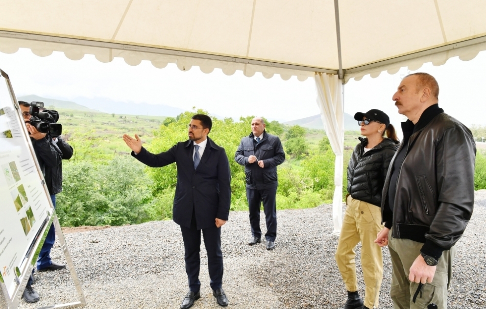 Le président Ilham Aliyev et la première dame Mehriban Aliyeva plantent des arbres dans le parc central à construire à Fuzouli