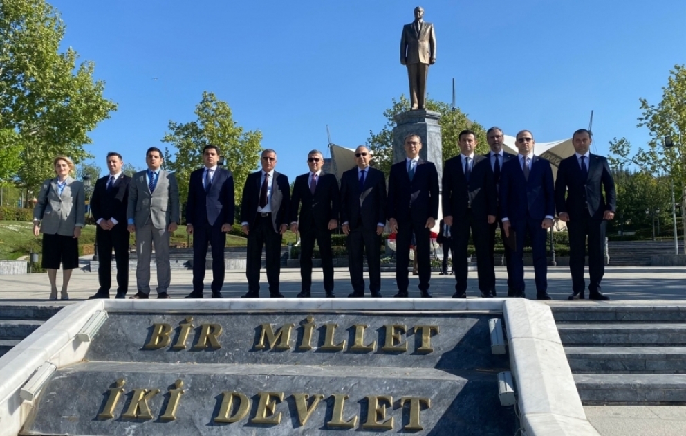 Ümummilli Liderin əziz xatirəsi Ankaradakı Heydər Əliyev Parkında ehtiramla anılıb
