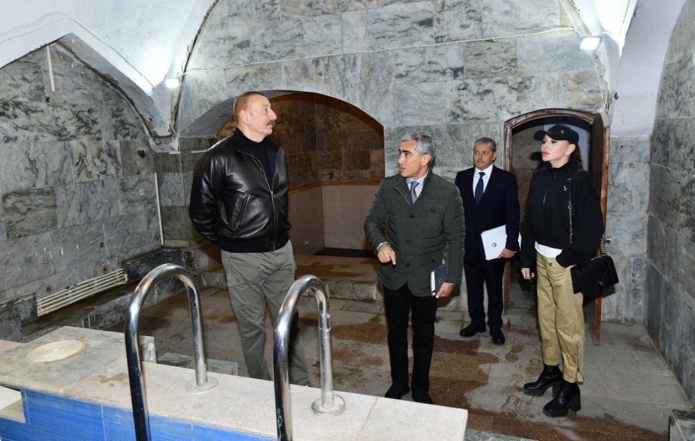 Schuscha: Präsident Ilham Aliyev und First Lady Mehriban Aliyeva inspizieren Restaurierungsarbeiten, die an Verwaltungsgebäude und Schirin Su Hamam durchgeführt werden