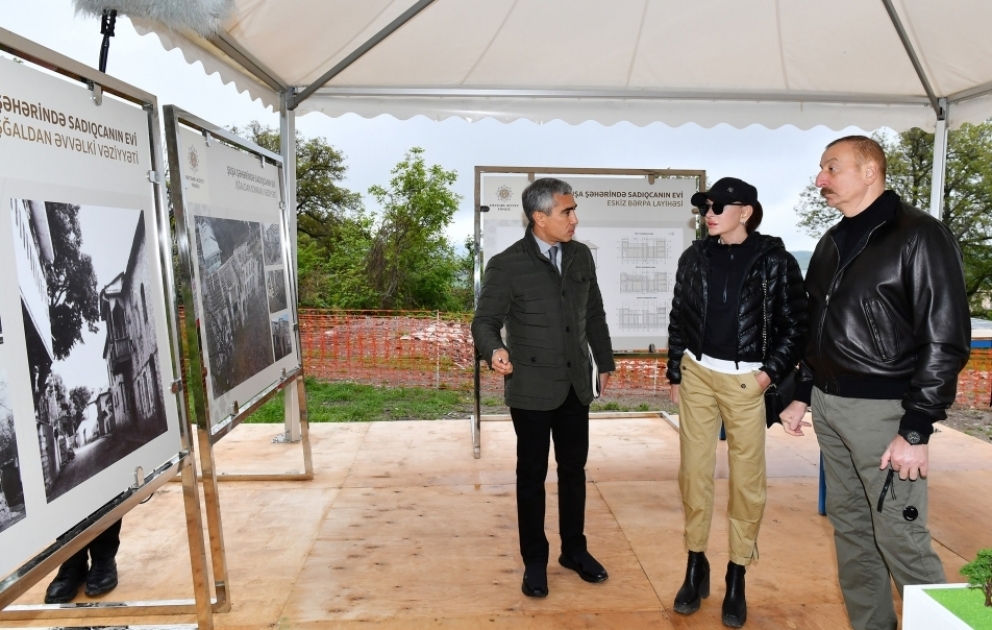 Schuscha: Präsident Ilham Aliyev und First Lady Mehriban Aliyeva besichtigen Rekonstruktionsarbeiten, die am Haus von Tarspieler Sadigjan durchgeführt werden