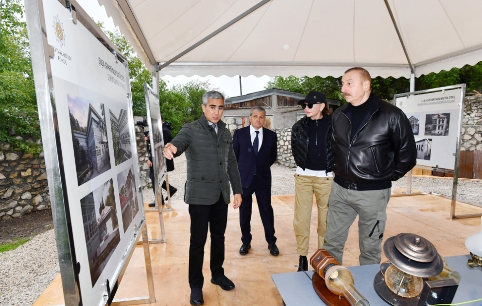 Präsident Ilham Aliyev und First Lady Mehriban Aliyeva besuchen eines von Stadtvierteln in Schuscha, wo sich Shusha Boutique Hotel befinden wird