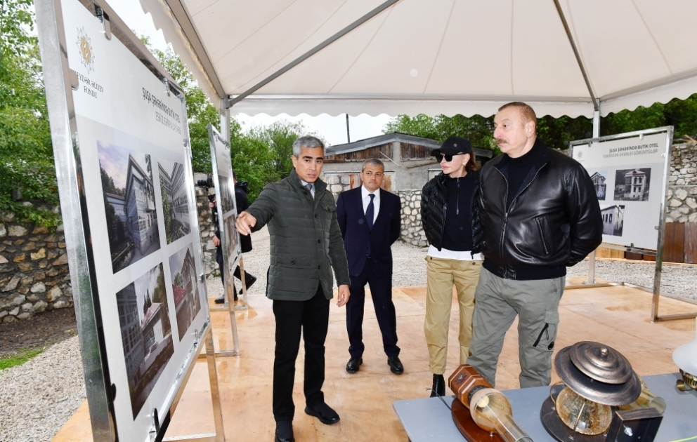Le président Ilham Aliyev et son épouse Mehriban Aliyeva visitent le site où sera situé le Shusha Boutique Hotel