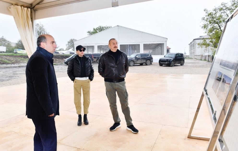 Le président Ilham Aliyev et la première dame Mehriban Aliyeva inspectent les travaux de restauration à l'Ecole Realniy de Choucha