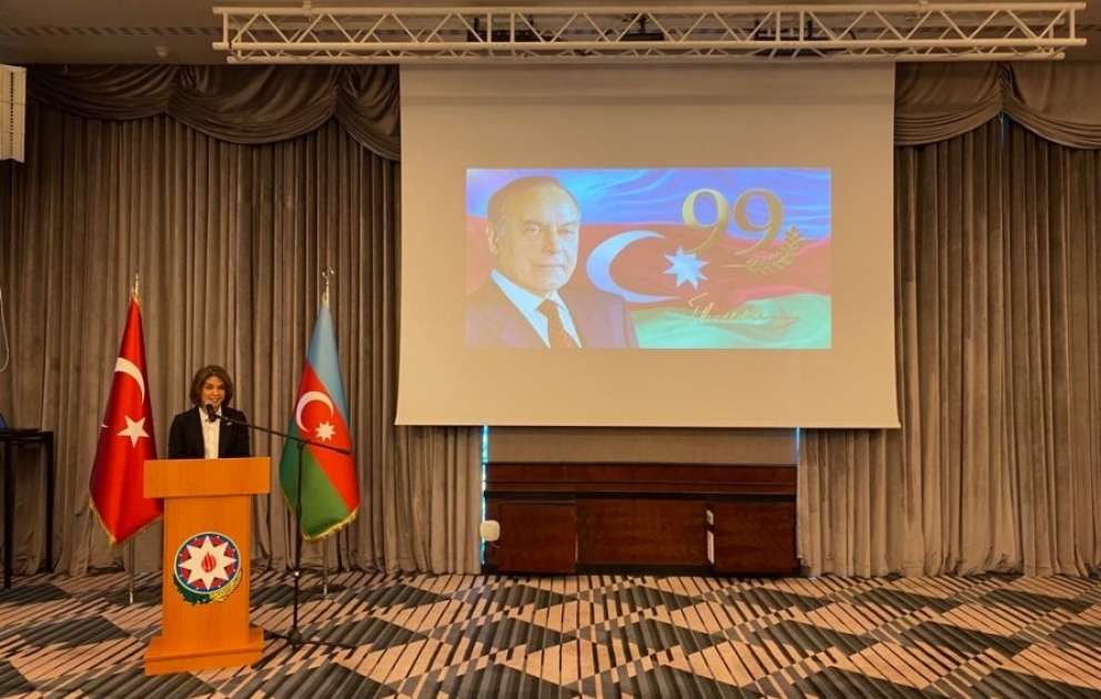 İstanbulda ümummilli lider Heydər Əliyevə həsr olunan sərgi təşkil edilib