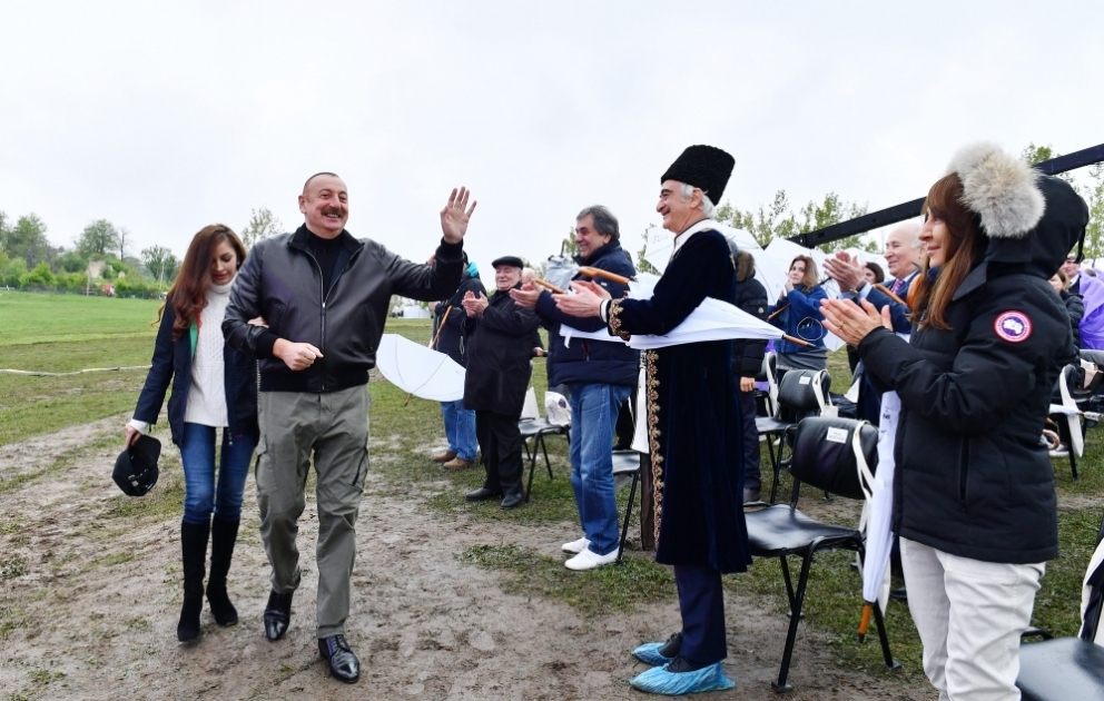 Azərbaycanın mədəniyyət paytaxtı Şuşada V “Xarıbülbül” Beynəlxalq Folklor Festivalının açılışı olub
Prezident İlham Əliyev və birinci xanım Mehriban Əliyeva festivalın açılışında iştirak ediblər