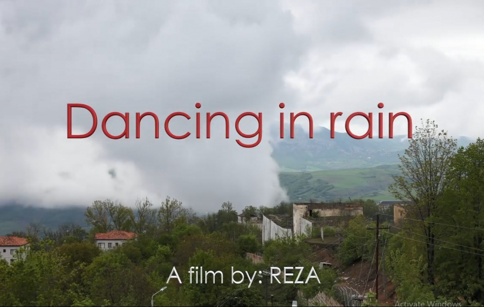 Reza Deghati : La vie reprend et danser sous la pluie rend les gens heureux