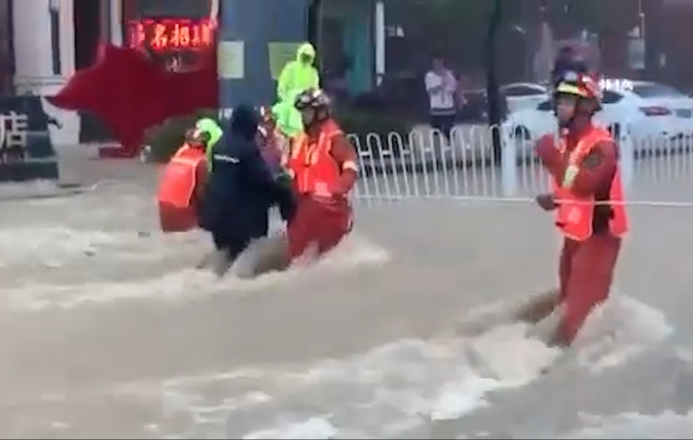Çində leysan yağışlar nəticəsində küçələr su altında qalıb