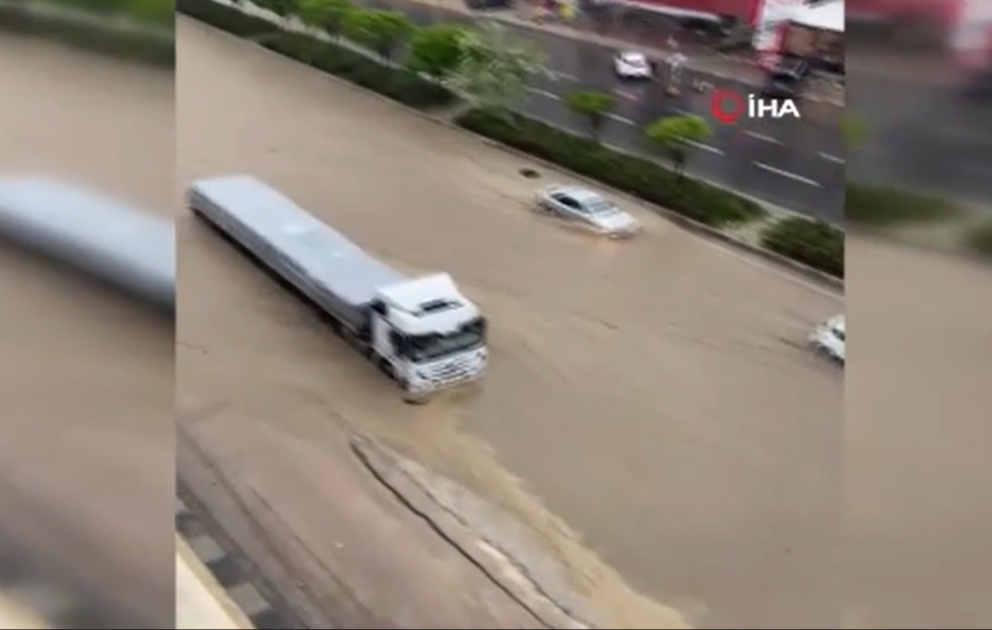 Ankarada güclü yağış  yolları su altında qoydu