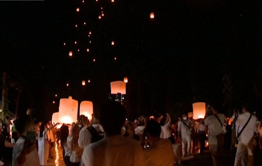 Indonésie: des centaines de lanternes ont illuminé le ciel