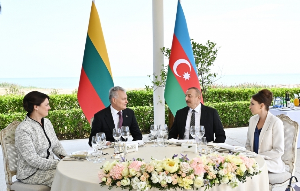 Official dinner was hosted on behalf of President Ilham Aliyev and his wife Mehriban Aliyeva in honor of President Gitanas Nausėda and his wife Diana Nausėdienė