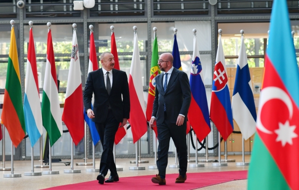 Brüssel: Aserbaidschans Präsident Ilham Aliyev und EU-Ratspräsident Charles Michel treffen zu Vier-Augen-Gespräch