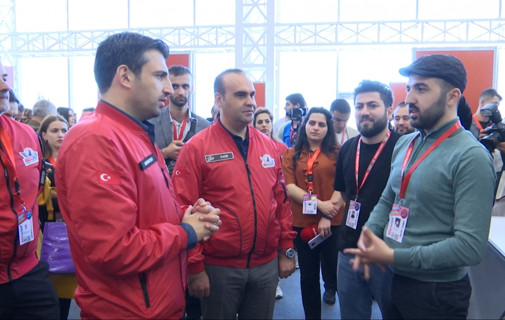 “TEKNOFEST Azərbaycan” çərçivəsində Səlcuq Bayraqdar stendlərlə tanış olub