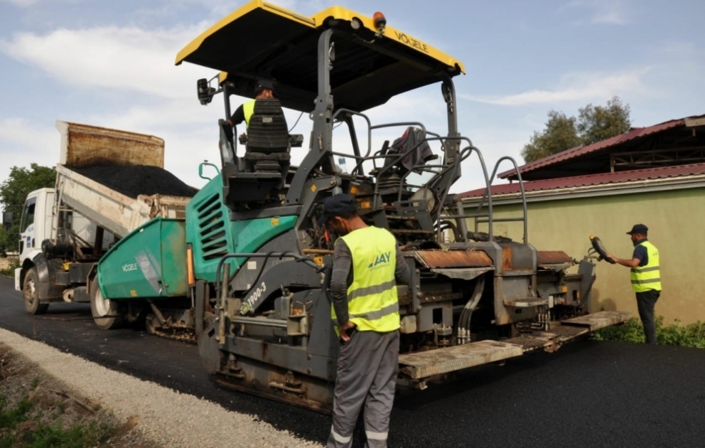 Biləsuvarda Əliabad-Xırmandalı-Bəydili kəndlərini birləşdirən avtomobil yoluna asfalt örtük vurulur