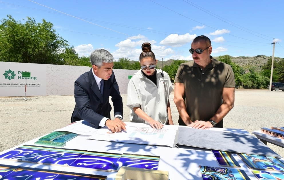 Präsident Ilham Aliyev und First Lady Mehriban Aliyeva besichtigen Bau der Zangilan-Moschee, legen Grundstein für Okkupations- und Siegesmuseum und lernen Masterplan von Zangilan kennen