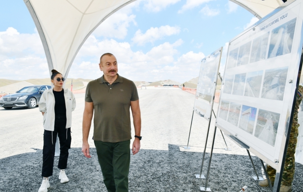 Le président Ilham Aliyev et son épouse Mehriban Aliyeva prennent connaissance de la construction de la route Horadiz-Djabraïl-Zenguilan-Aghbend