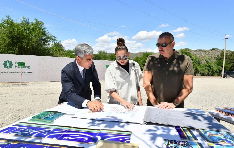 Zenguilan : visite du chantier d’une mosquée, pose de la première pierre des musées de l’Occupation et de la Victoire et présentation du plan général de la ville