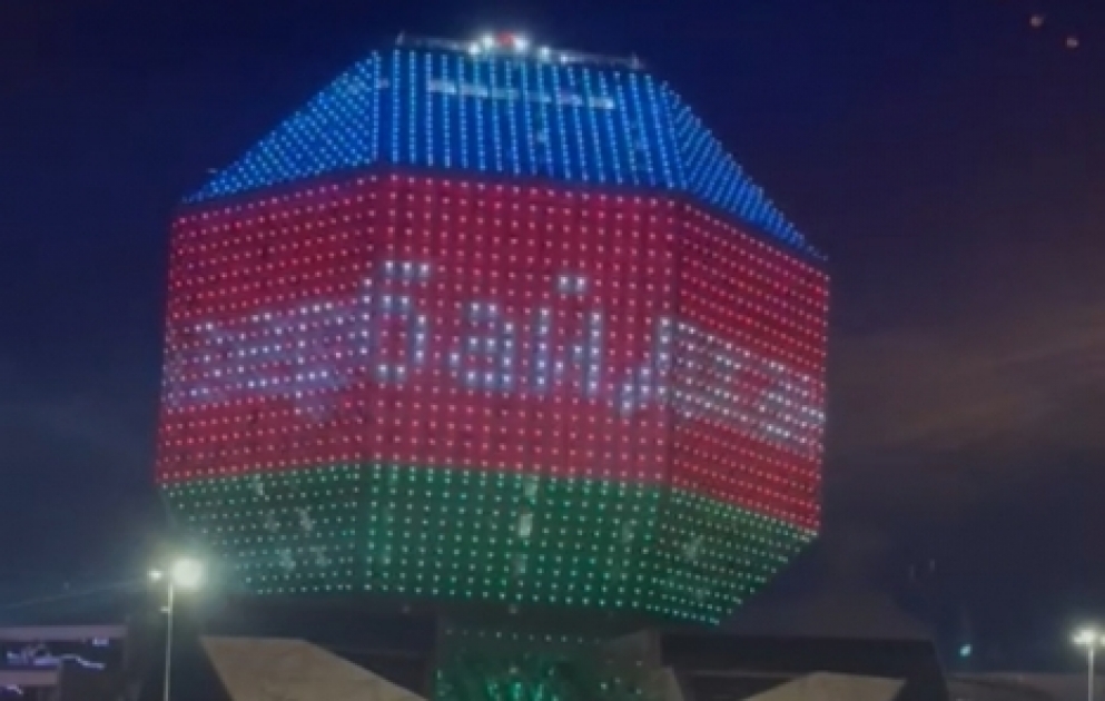 Gebäude der Nationalbibliothek in Minsk für Aserbaidschan in Lichtstrahlen Blau, Rot, Grün beleuchtet