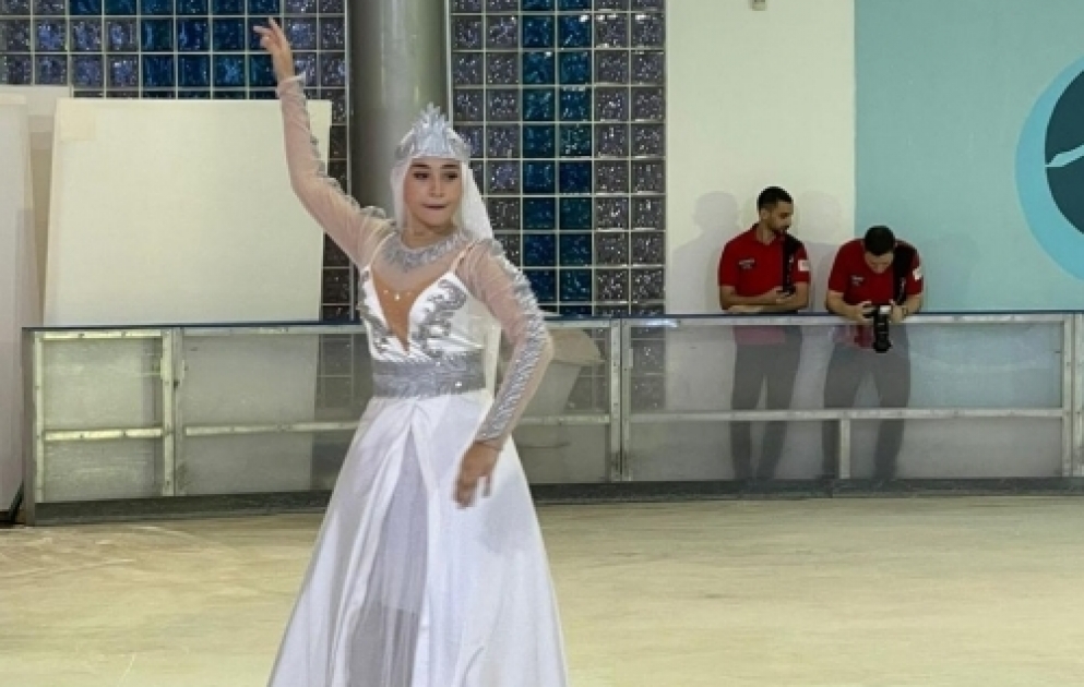 Azərbaycanlı qız Misirdə buz üzərində “Uzundərə” rəqsini ifa edib