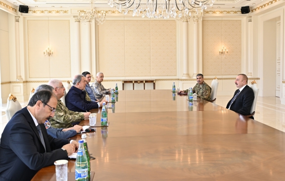 Президент Ильхам Алиев принял делегацию во главе с министром национальной обороны Турции