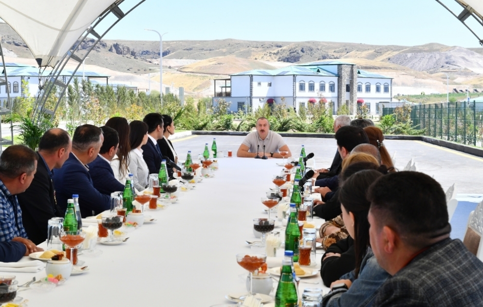 Le président Ilham Aliyev et la première dame Mehriban Aliyeva participent à l’inauguration de la première phase du projet « Ville intelligente » à Zenguilan