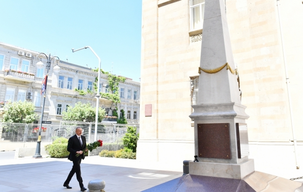Prezident İlham Əliyev Azərbaycan Xalq Cümhuriyyətinin şərəfinə Bakıda ucaldılmış abidəni ziyarət edib