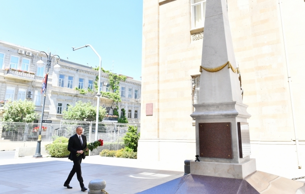 Staatspräsident Ilham Aliyev besucht zu Ehren der Volksrepublik Aserbaidschan errichtetes Denkmal