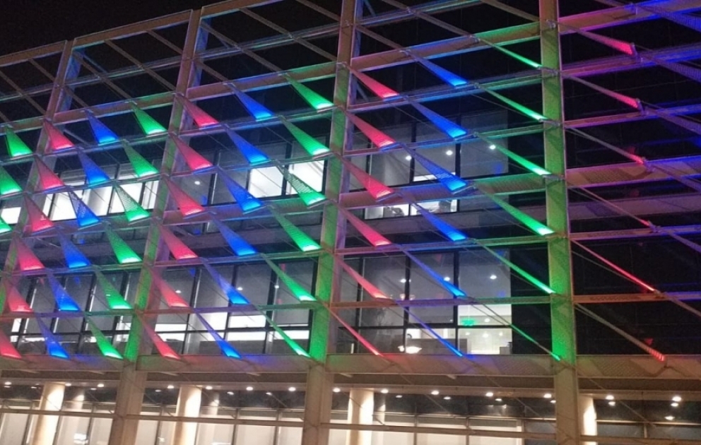 Səudiyyə Ərəbistanındakı “Al Kindi Plaza” Azərbaycan bayrağının rənglərinə bürünüb