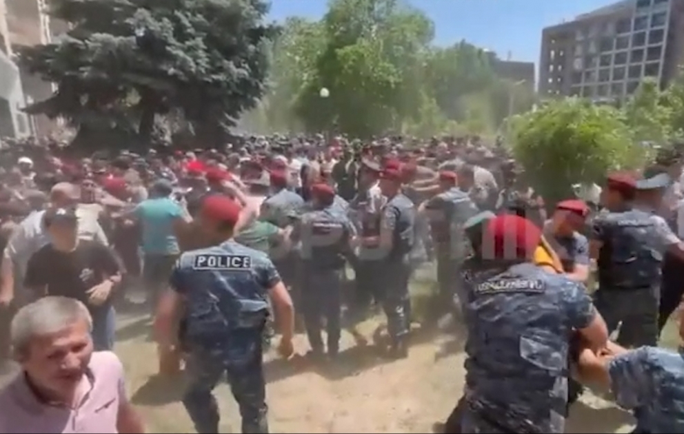 İrəvanda polis etiraz aksiyalarının iştirakçılarını saxlamağa başlayıb