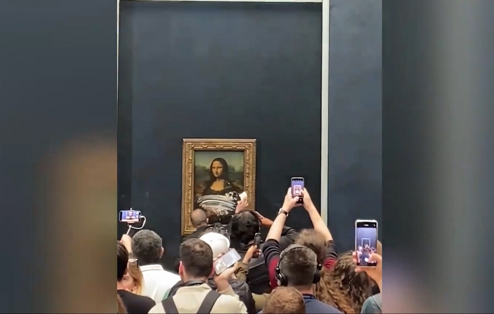 Leonardo da Vinçinin “Mona Liza” əsərinə tort parçası atılıb