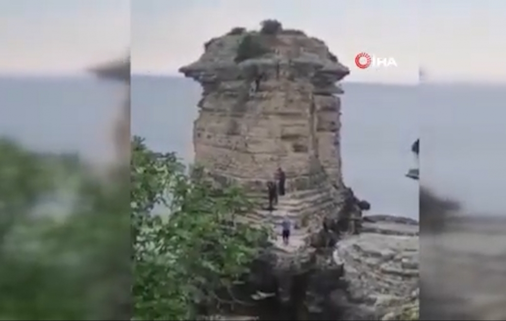 Dənizə tullanmaq üçün çıxdığı qayada çətin vəziyyətdə qalan şəxs xilas edilib