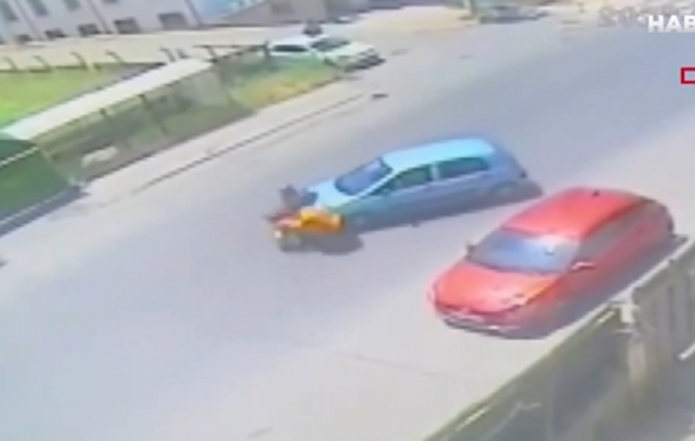 İstanbulda kuryer idarə etdiyi motosikletlə minik avtomobilinə çırpılıb