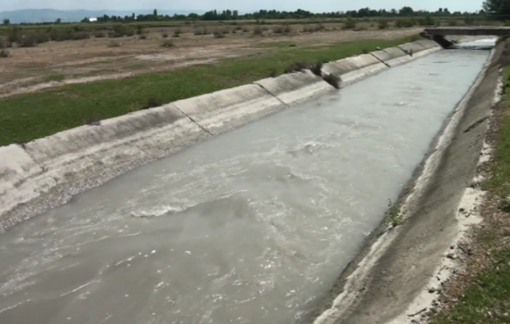Kürdəmirdə əkin sahələrinin suvarılması davam edir, suvarma kanalları lildən təmizlənir