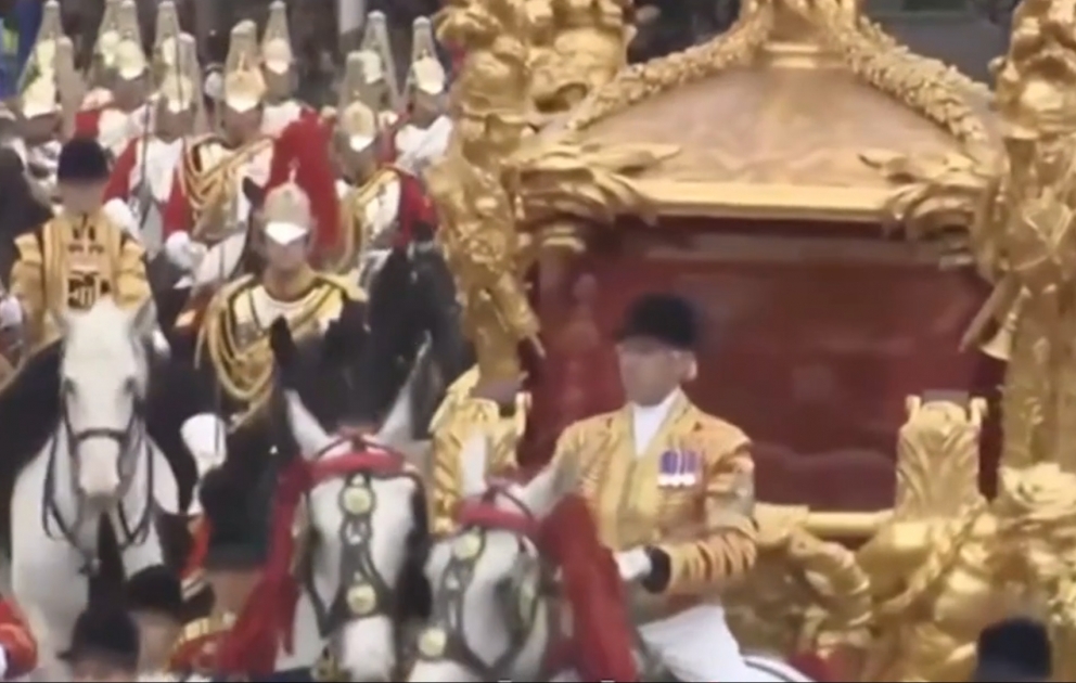 Britaniyada bayram iştirakçılarını Kraliça II Elizabetin holoqramı salamladı
