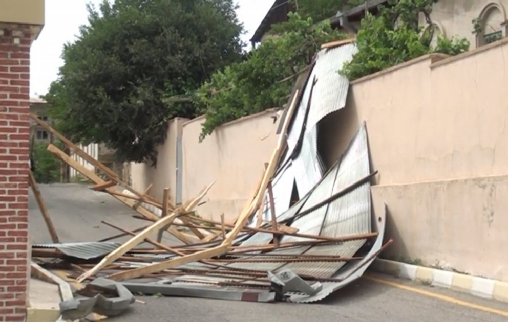 Nachitschewan: Heftiger Wind in Ordubad viele Dächer abgedeckt