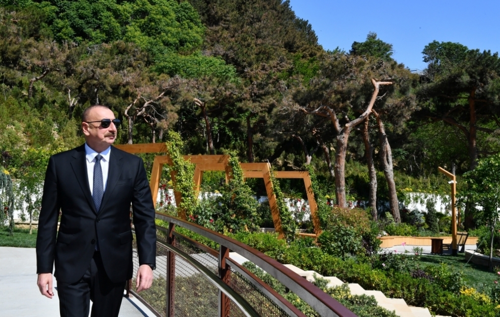 Präsident Ilham Aliyev weiht neuen Park in Baku ein