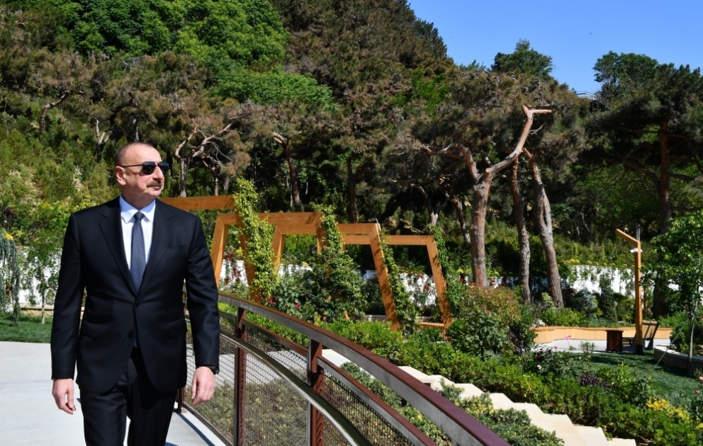 Le président Ilham Aliyev a visité le parc Tchemberekend, nouvellement construit à Bakou
