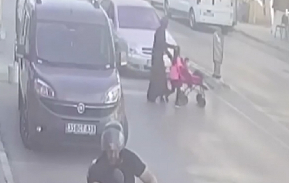 İzmirdə minik avtomobili ana və iki körpəsini vurdu