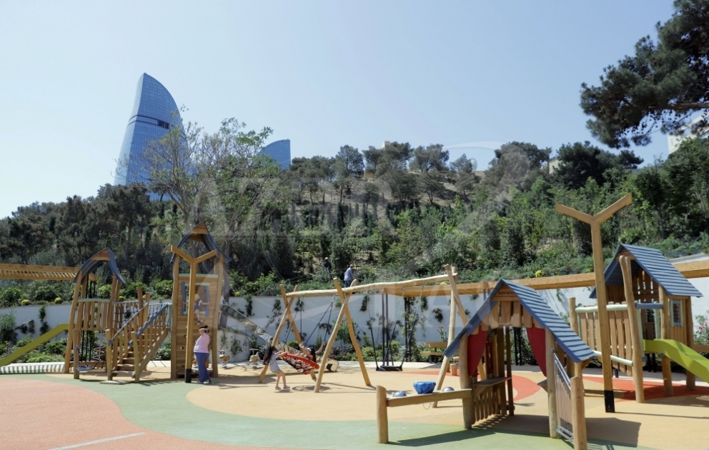 AZERTAC präsentiert Fotos und Videoaufnahmen aus Park “Tschämbäräkänd” in Baku