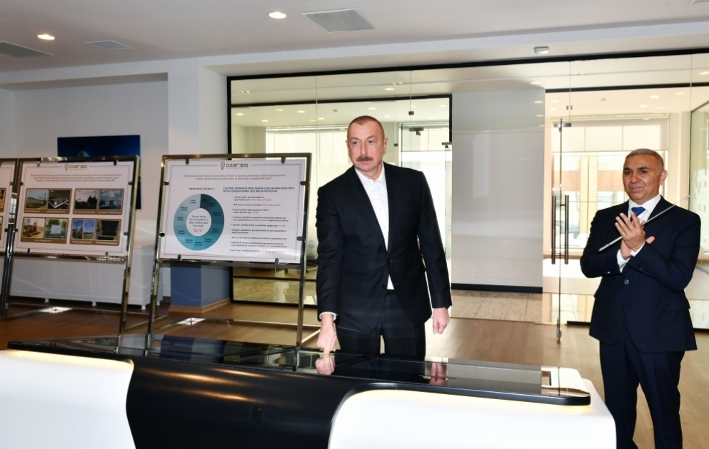 Ilham Aliyev inaugure une nouvelle sous-station électrique et le Centre de gestion général des réseaux numériques à Bakou