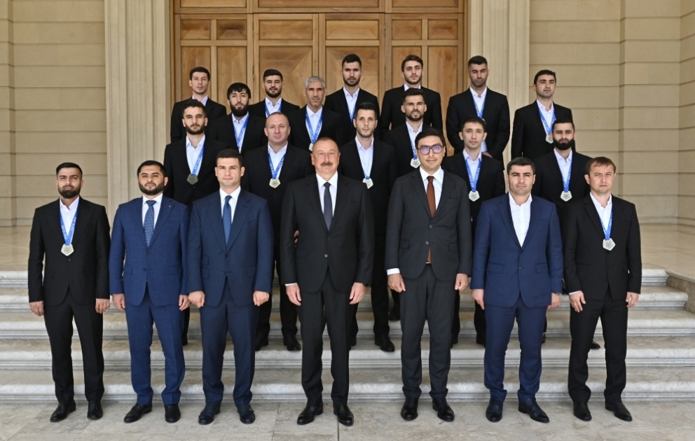 Präsident Ilham Aliyev empfängt Spieler und Trainer-Team der Mini-Fußballnationalmannschaft