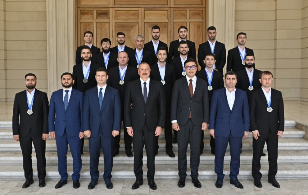 Le président Ilham Aliyev reçoit les membres de l’équipe nationale ayant remporté les championnats d’Europe de mini football