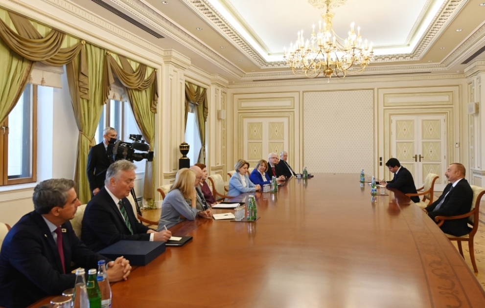 Президент Ильхам Алиев принял сопредседателей и членов Правления Международного центра Низами Гянджеви