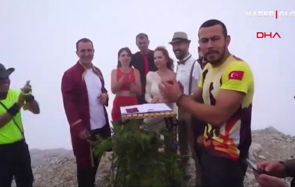 1651 metrlik dağın zirvəsində evlilik