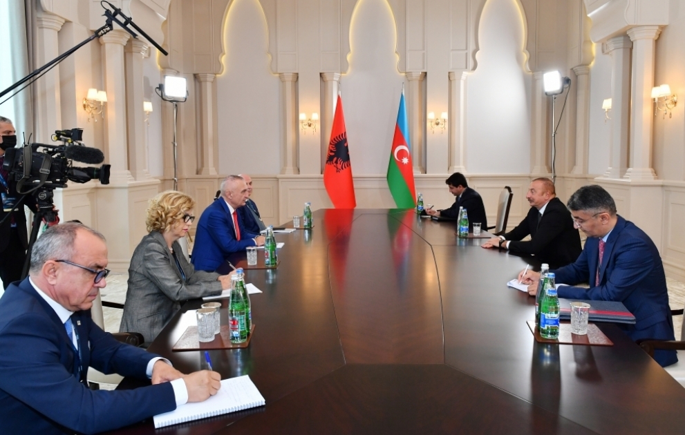 Präsident Ilham Aliyev empfängt albanischen Präsidenten