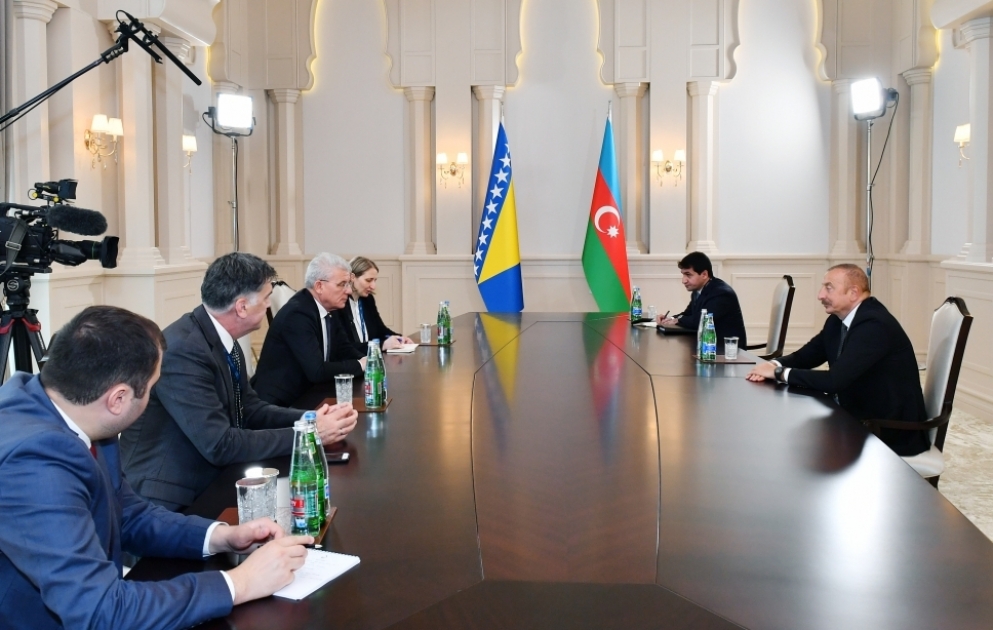 Präsident Ilham Aliyev empfängt den Vorsitzenden des Staatspräsidiums von Bosnien und Herzegowina Šefik Džaferović