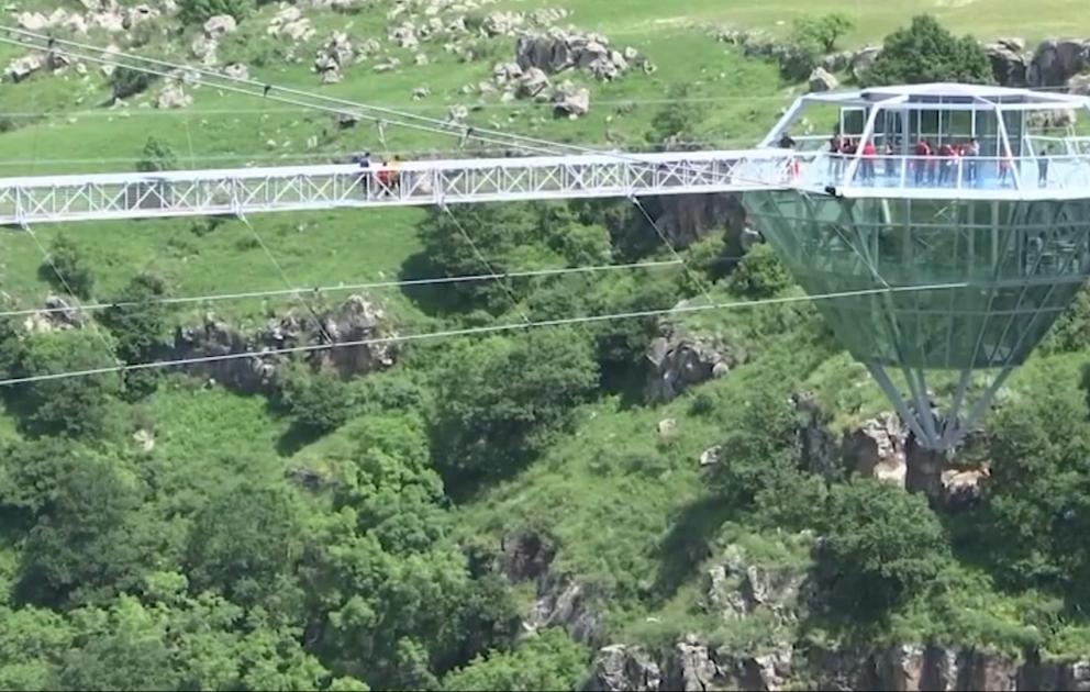 Gürcüstanda 240 metrlik şüşə körpü açılıb